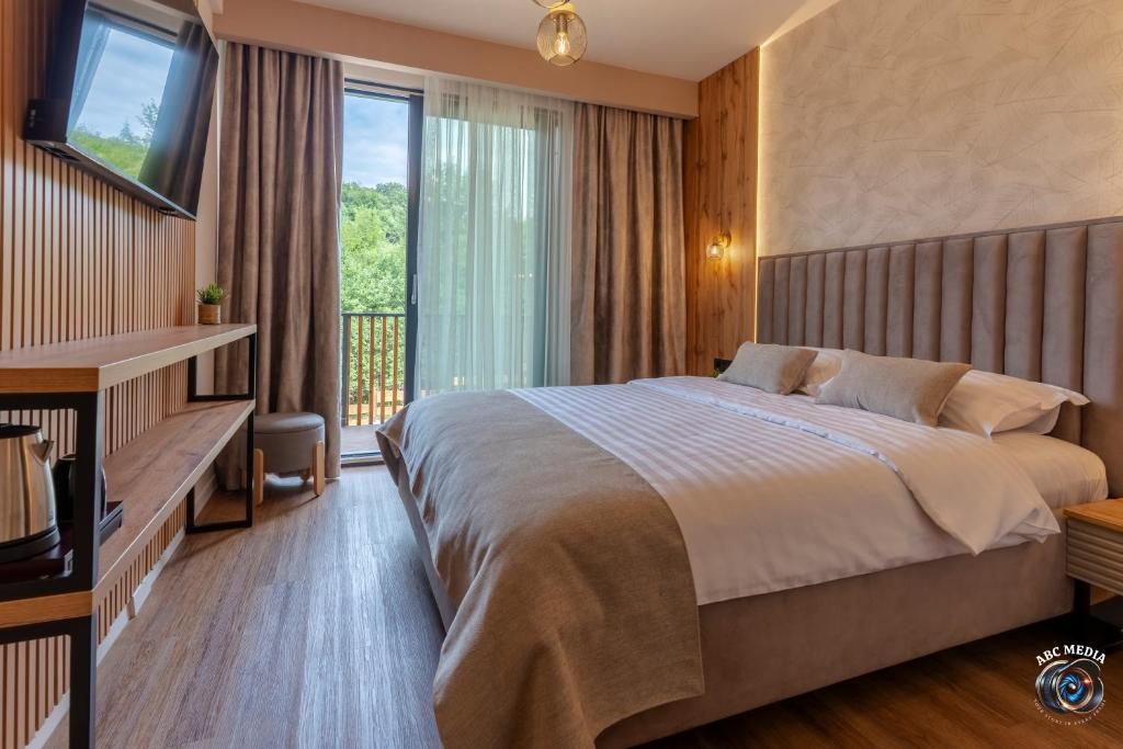 Ecvestria Chalet accommodation — Deluxe farm rooms in Ocnele Mari
