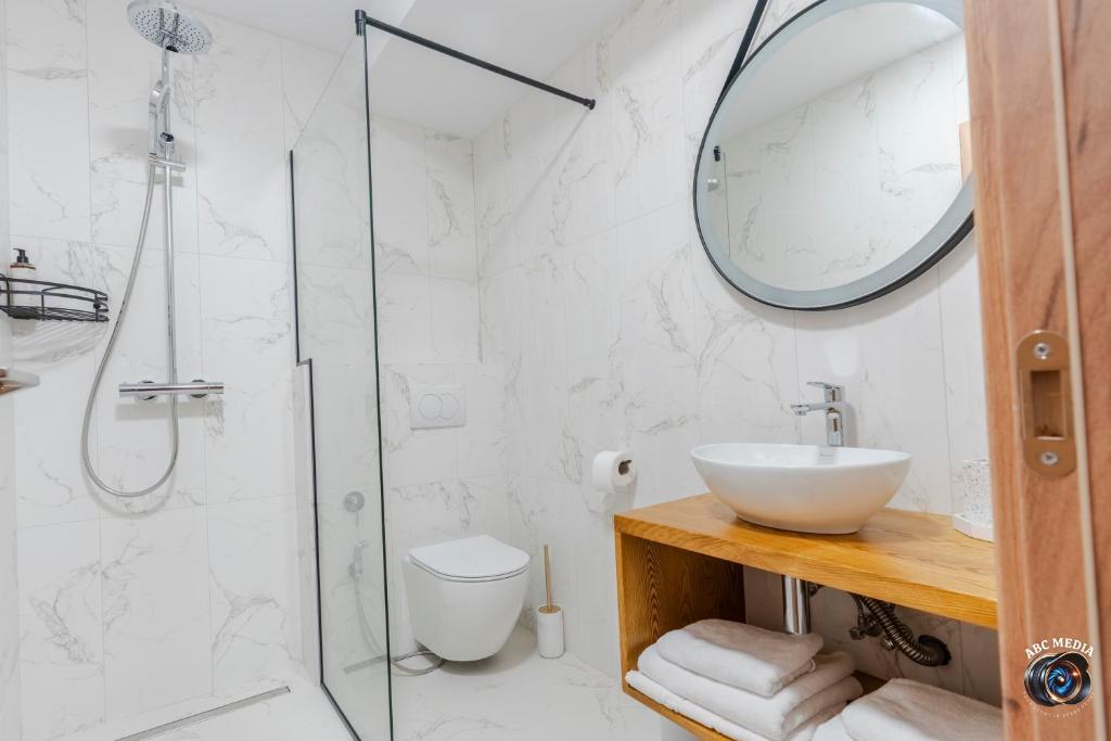 Cameră Triplă Deluxe — cazare Vâlcea, Ecvestria Chalet
