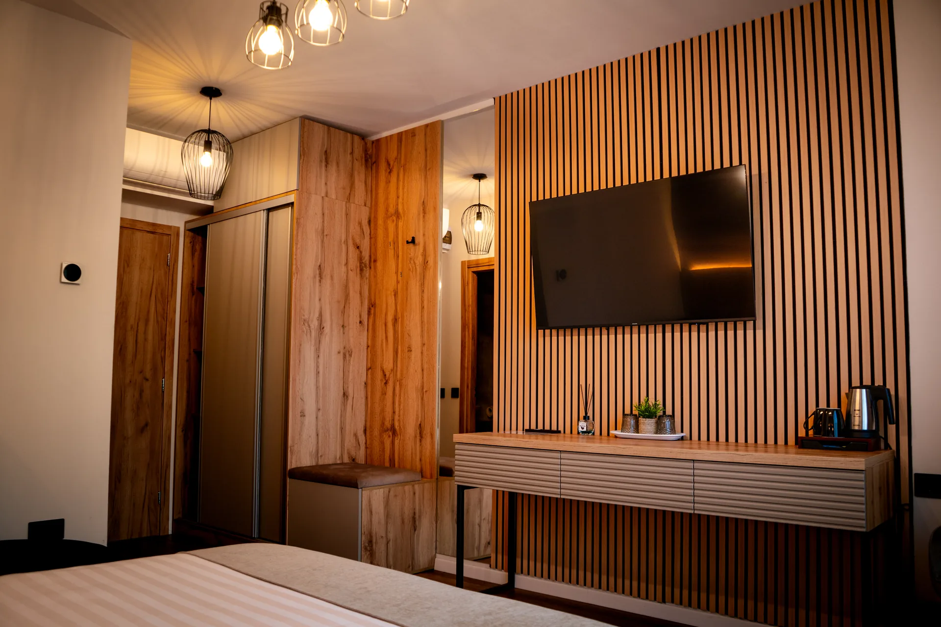 Cameră Triplă Deluxe — cazare Vâlcea, Ecvestria Chalet