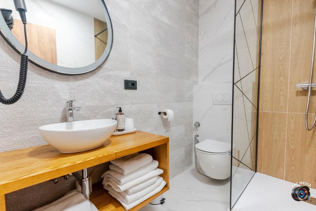 Cameră Triplă Deluxe — cazare Vâlcea, Ecvestria Chalet