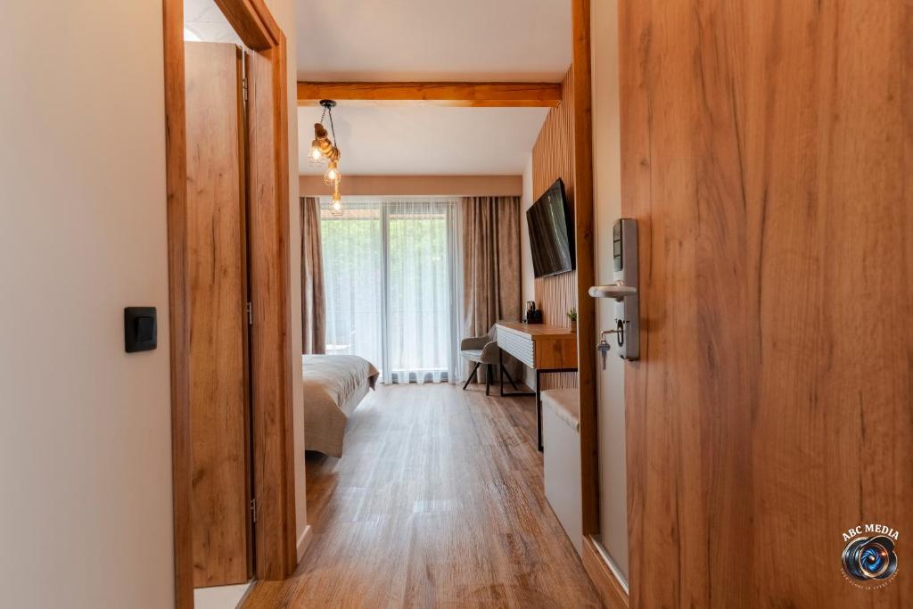 Cameră Triplă Deluxe — cazare Vâlcea, Ecvestria Chalet